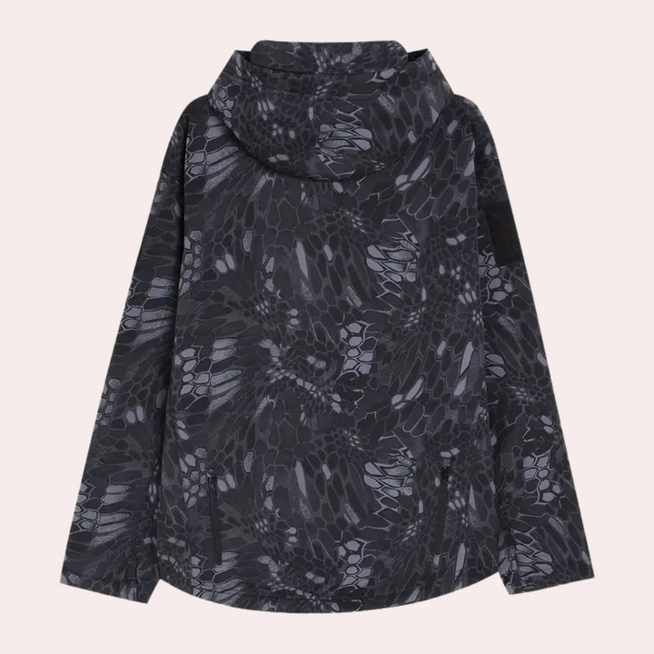 Zwarte camouflage regenjas met capuchon, waterdicht en ademend, ideaal voor outdoor activiteiten. Stijlvolle en functionele herenjas.