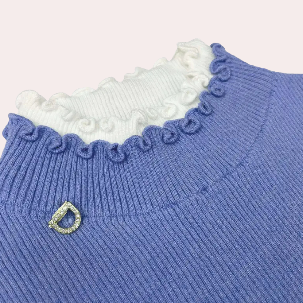 Lichtpaarse trui met witte ruches kraag en decoratieve D-speld, damesmode, stijlvolle gebreide kleding, herfst-winter collectie.