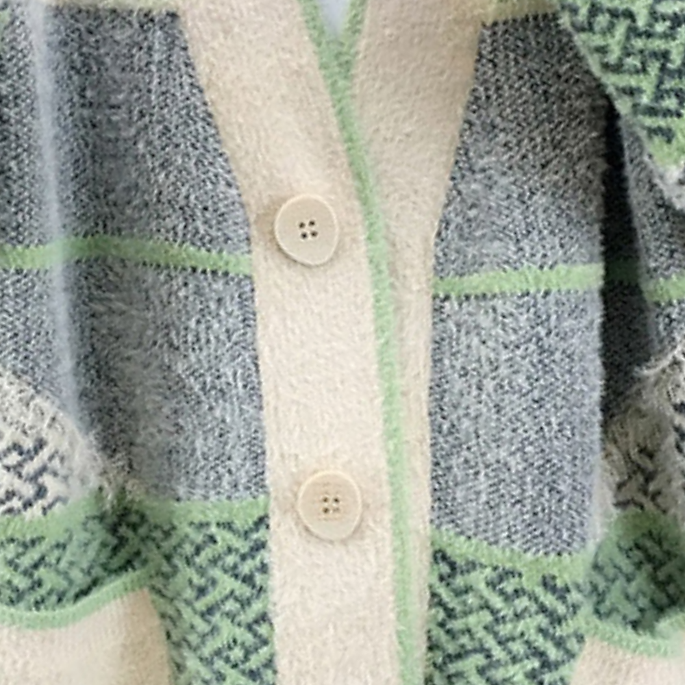 Beige en groene gebreide trui met knopen, geometrisch patroon, damesmode, herfst-winter kleding, comfortabele en stijlvolle outfit.