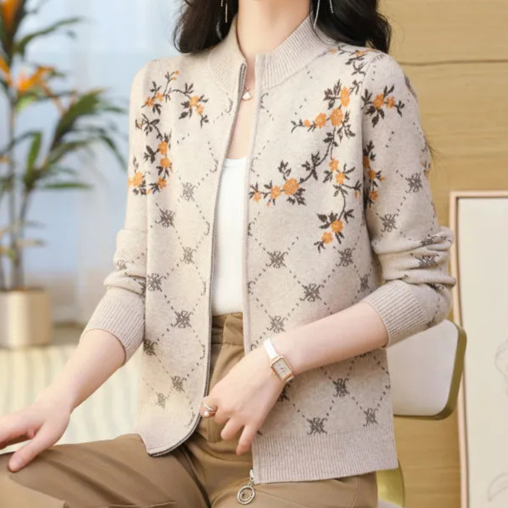 Damestrui met bloemenpatroon, beige met oranje accenten, ritssluiting, lange mouwen. Modieuze herfstkleding, comfortabele en stijlvolle damesmode.