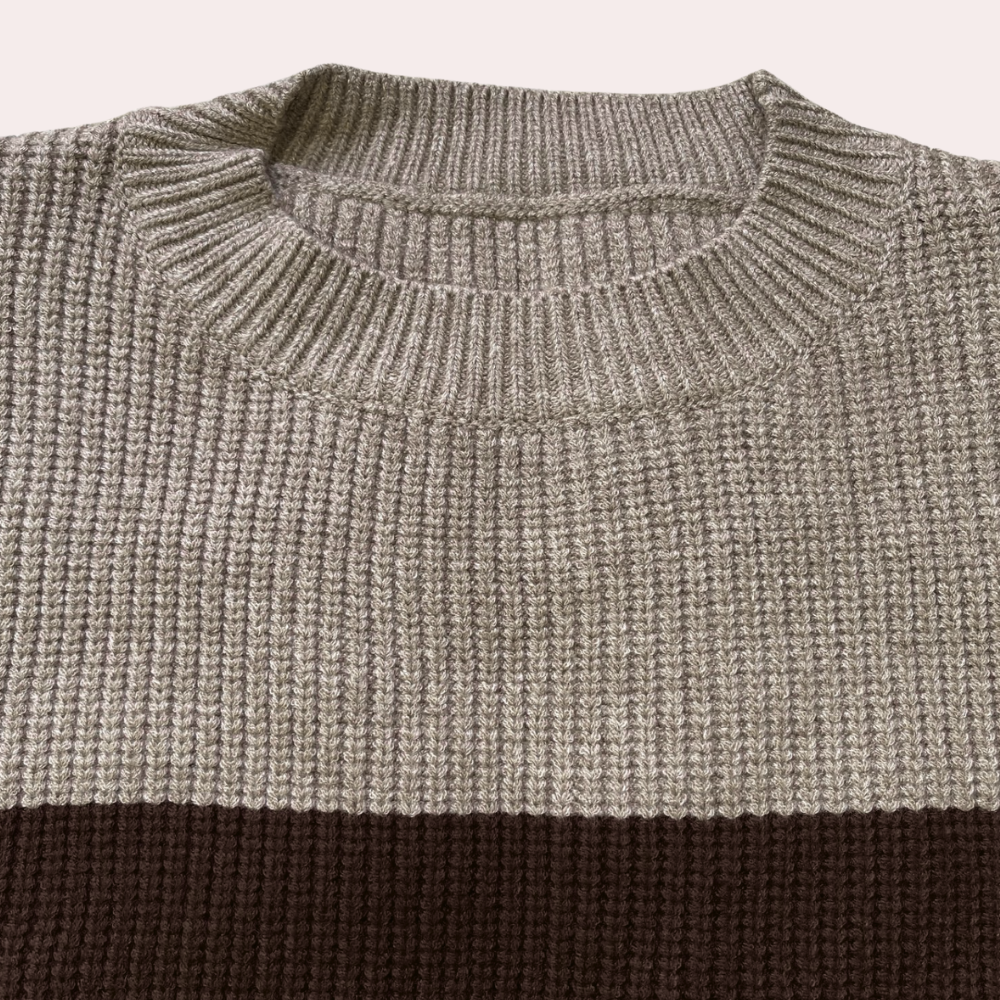 Grijze en bruine gebreide trui met ronde hals, textuur detail, herenkleding, wintermode, warme wollen trui, casual stijl.