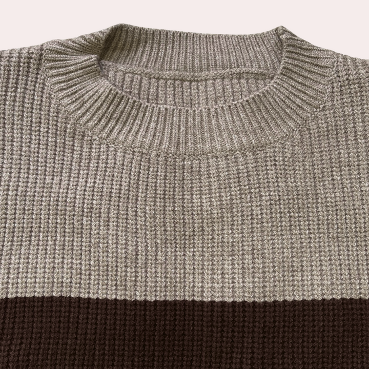 Grijze en bruine gebreide trui met ronde hals, textuur detail, herenkleding, wintermode, warme wollen trui, casual stijl.