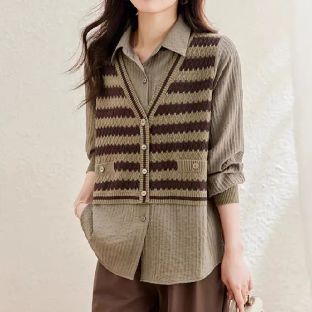 Dame in bruine geruite blouse met gebreid vest, casual herfstmode, stijlvolle dameskleding, trendy outfit, comfortabele herfstlook.