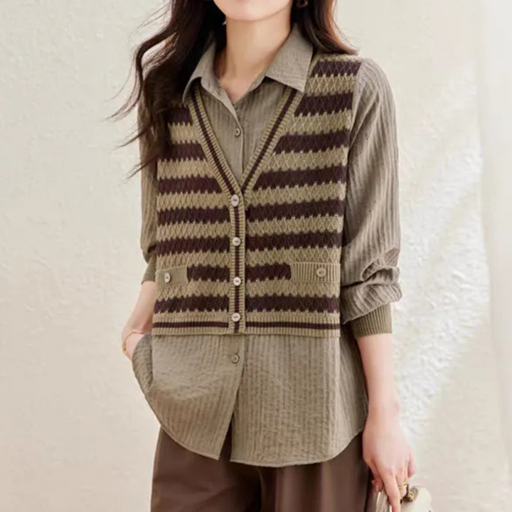 Dame in bruine geruite blouse met gebreid vest, casual herfstmode, stijlvolle dameskleding, trendy outfit, comfortabele herfstlook.