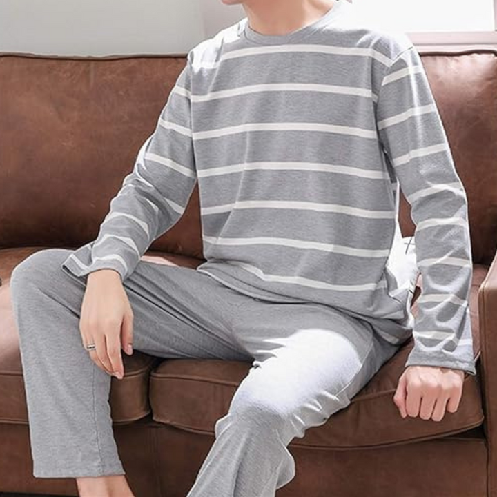 Grijze gestreepte pyjama set voor heren, comfortabel en stijlvol, ideaal voor loungewear. Perfecte keuze voor ontspannen avonden thuis.