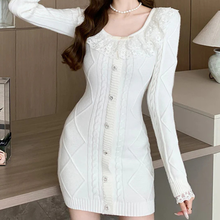 Witte gebreide jurk met lange mouwen en knoopsluiting, elegante kanten kraag, perfect voor herfstmode. Stijlvolle dameskleding, trendy en comfortabel.