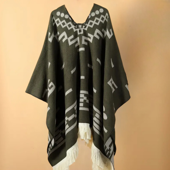 Donkergroene poncho met geometrisch patroon en witte franjes, etnisch design, warme winterkleding, unisex modeaccessoire.