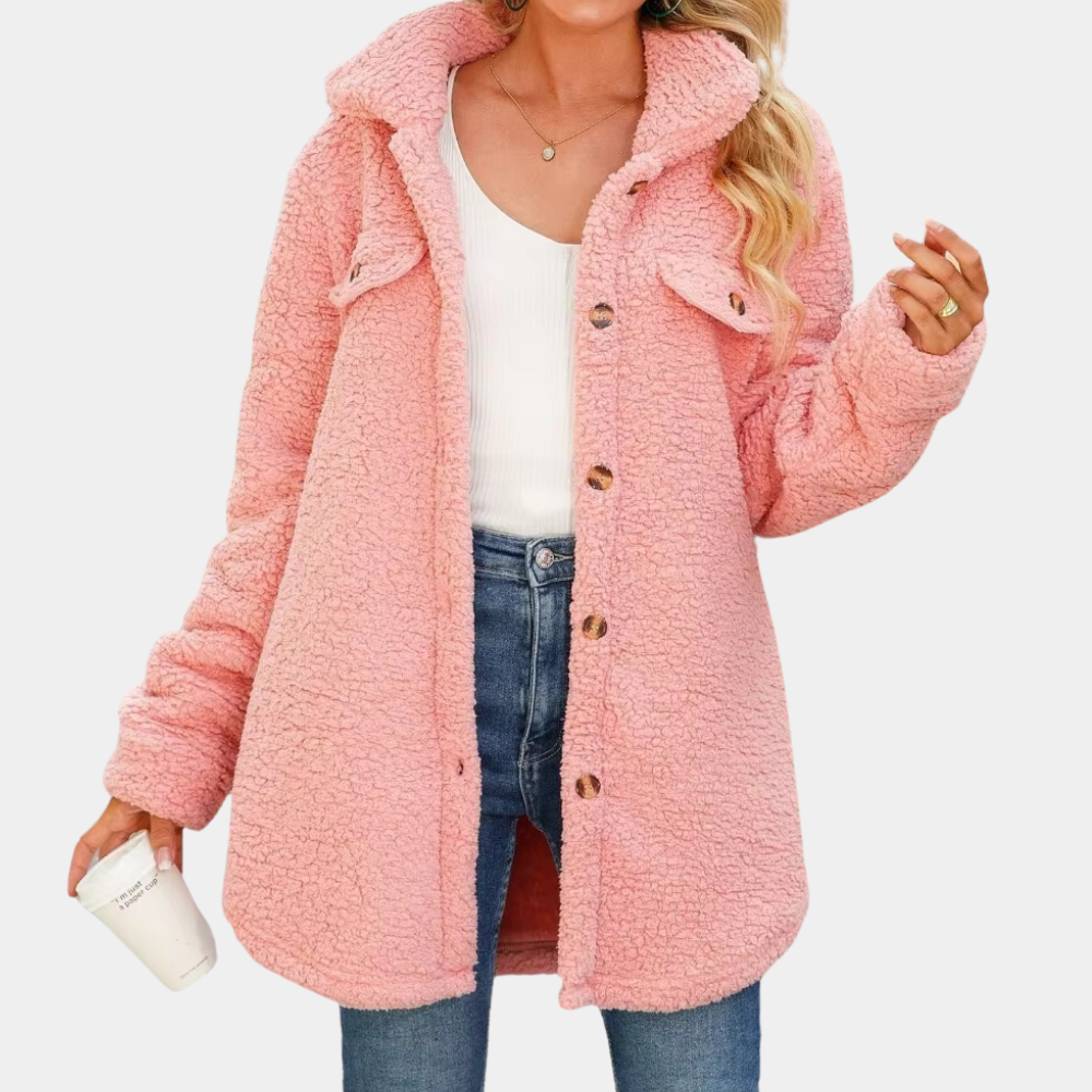 Vrouw draagt roze teddyjas, knopen, casual wintermode, witte top, blauwe jeans, trendy dameskleding, comfortabele warme jas, modieuze outfit.