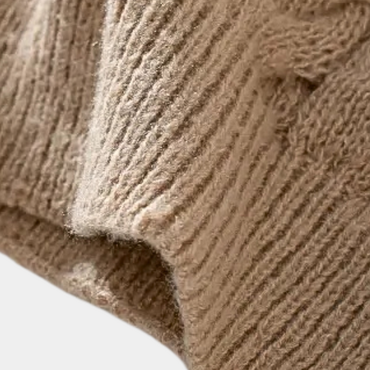 Beige gebreide trui close-up, zachte wol textuur, ribbelpatroon, warme wintermode, comfortabele kleding, stijlvolle herenkleding.