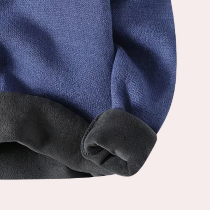 Blauwe en zwarte fleece trui, close-up van mouw en zoom, warme winterkleding, comfortabele stof, casual mode.