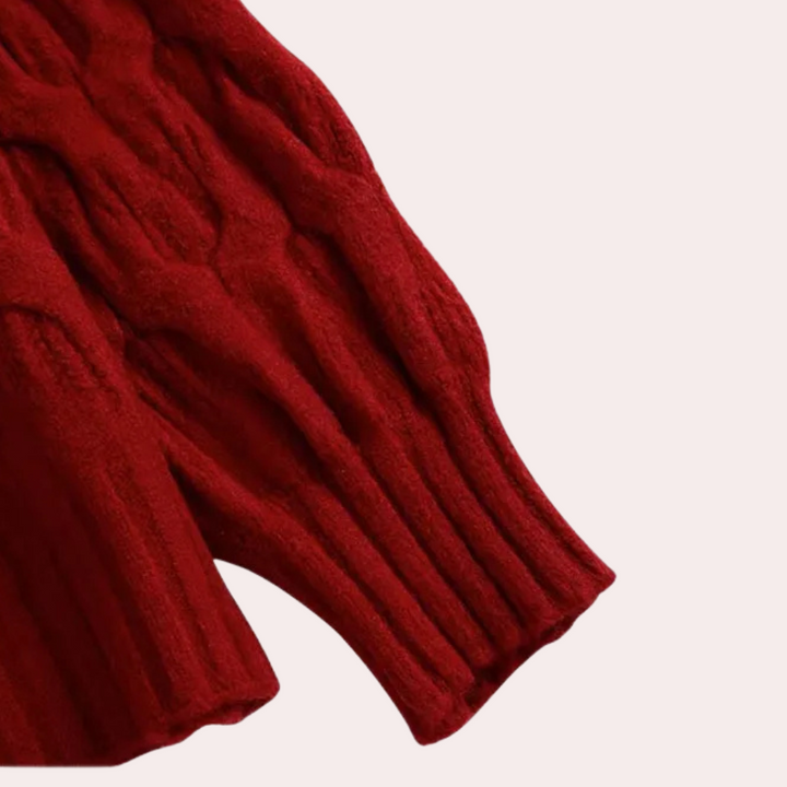 Rode gebreide trui met kabelpatroon, close-up. Warme wintermode, stijlvolle dameskleding, trendy gebreide textuur, comfortabele outfit.