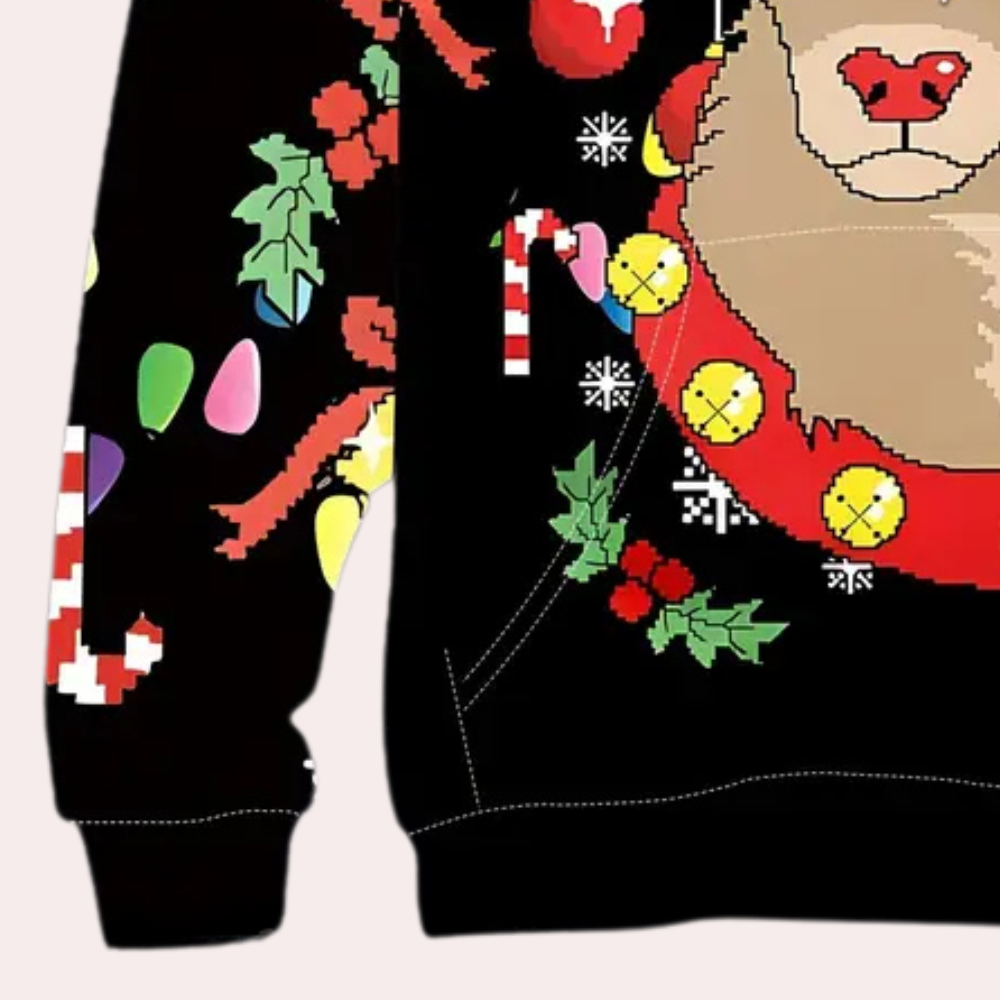 Kersttrui met kleurrijke kerstversieringen, snoepstokken en een rendiermotief. Perfect voor feestdagen, wintermode en kerstcadeaus.