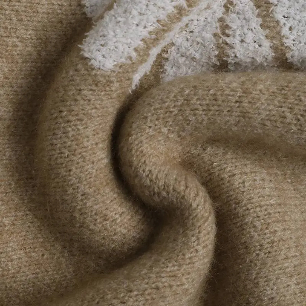 Beige wollen trui close-up, zachte textuur, gebreid patroon, warme winterkleding, comfortabele stof, modieuze kleding, gedetailleerd breiwerk.