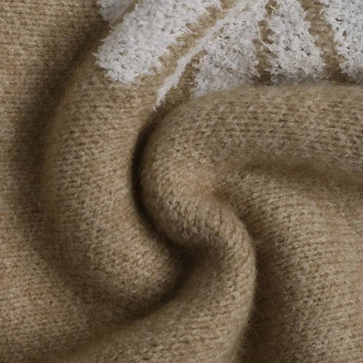 Beige wollen trui close-up, zachte textuur, gebreid patroon, warme winterkleding, comfortabele stof, modieuze kleding, gedetailleerd breiwerk.