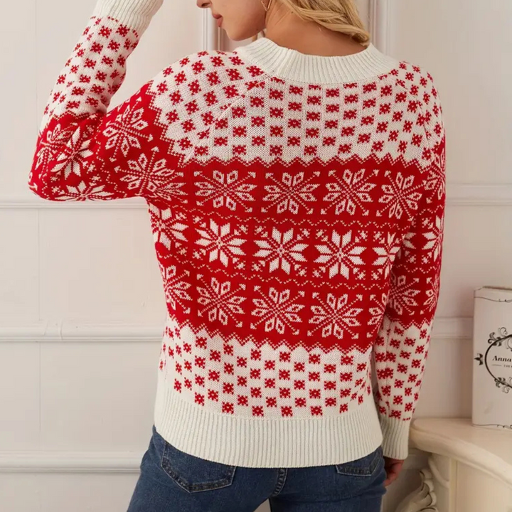 Rode en witte kersttrui met sneeuwvlokpatroon, gedragen door een vrouw. Perfect voor feestdagen, wintermode, warme kleding.