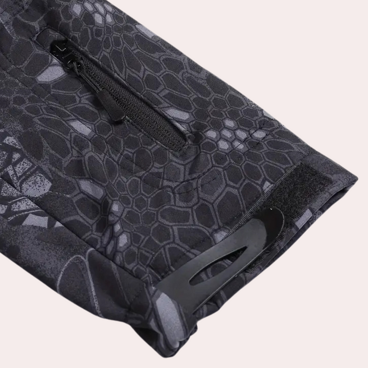 Zwarte tactische jas met honingraatpatroon, ritssluiting en klittenband. Ideaal voor outdooractiviteiten en militaire kleding.