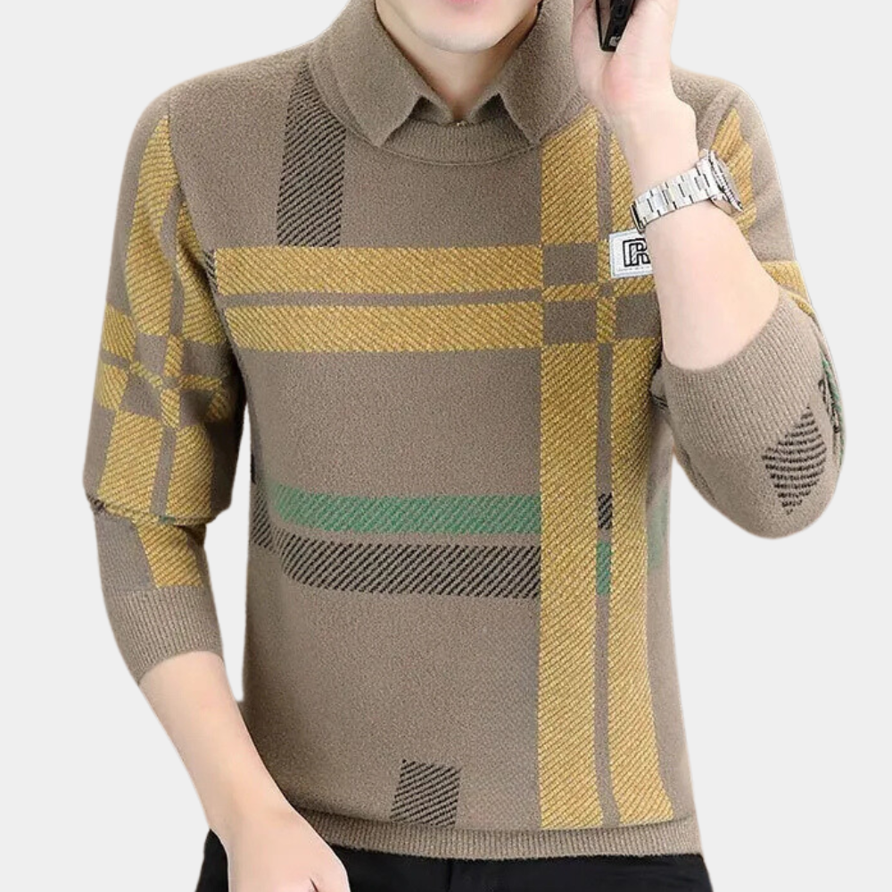 Man in beige trui met geruit patroon, lange mouwen en opstaande kraag, draagt horloge. Modieuze herenkleding, herfst/winter stijl.