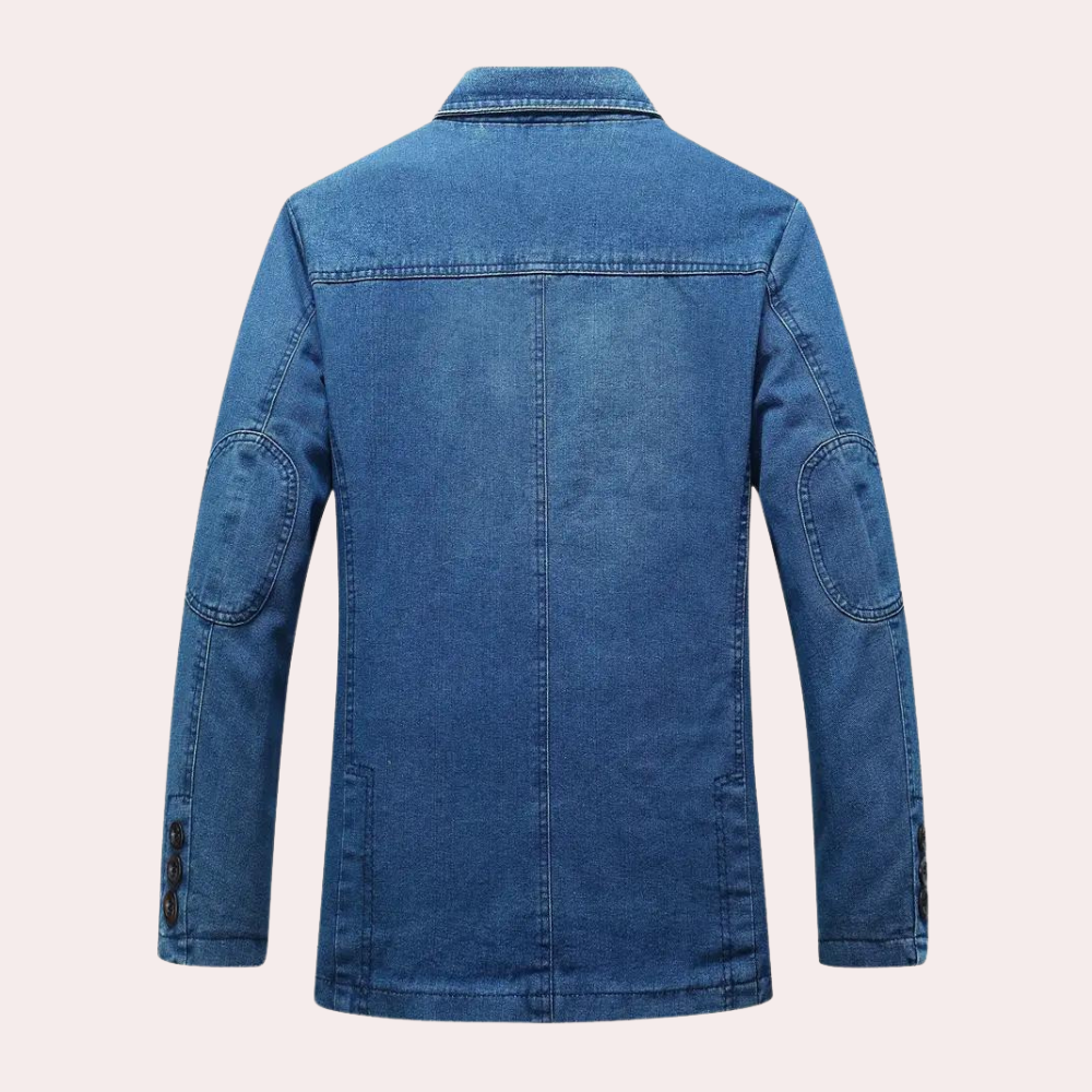 Blauwe denim blazer voor heren, achteraanzicht. Stijlvolle casual jas met knoopsluiting en elleboogpatches. Perfect voor modieuze herenkleding.