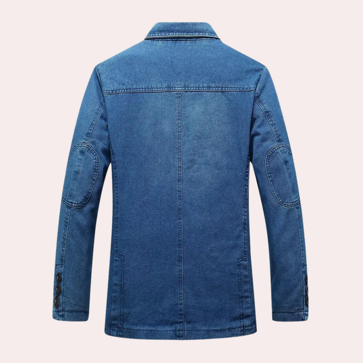 Blauwe denim blazer voor heren, achteraanzicht. Stijlvolle casual jas met knoopsluiting en elleboogpatches. Perfect voor modieuze herenkleding.