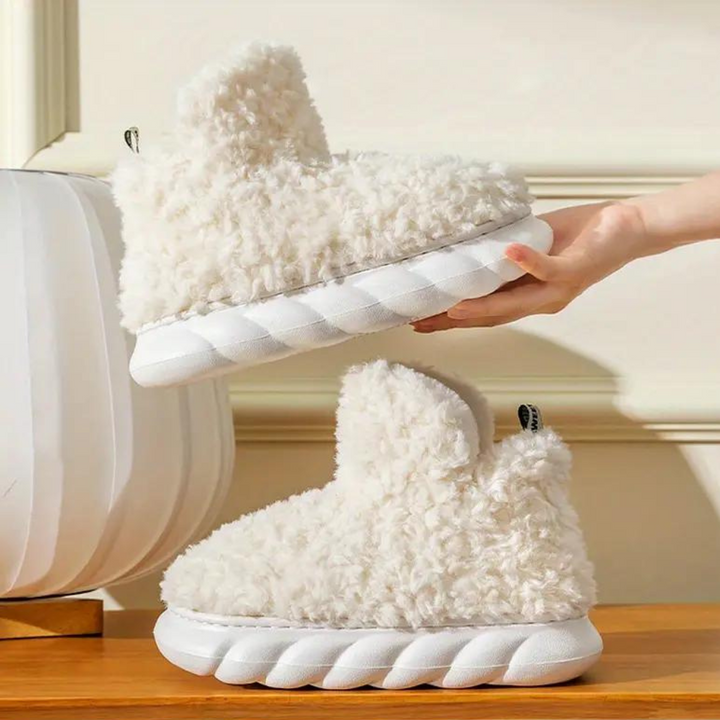 Witte pluche pantoffels met dikke zolen, perfect voor wintercomfort. Stijlvolle en warme huisschoenen voor dames, ideaal voor koude dagen.