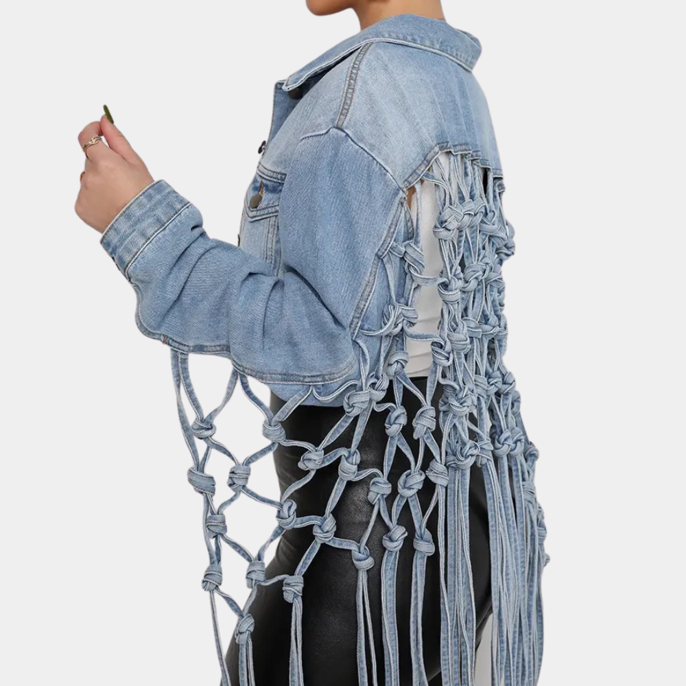 Dames spijkerjack met opvallend macramé rugontwerp, trendy denim mode, unieke knoopdetails, perfect voor casual en stijlvolle outfits.