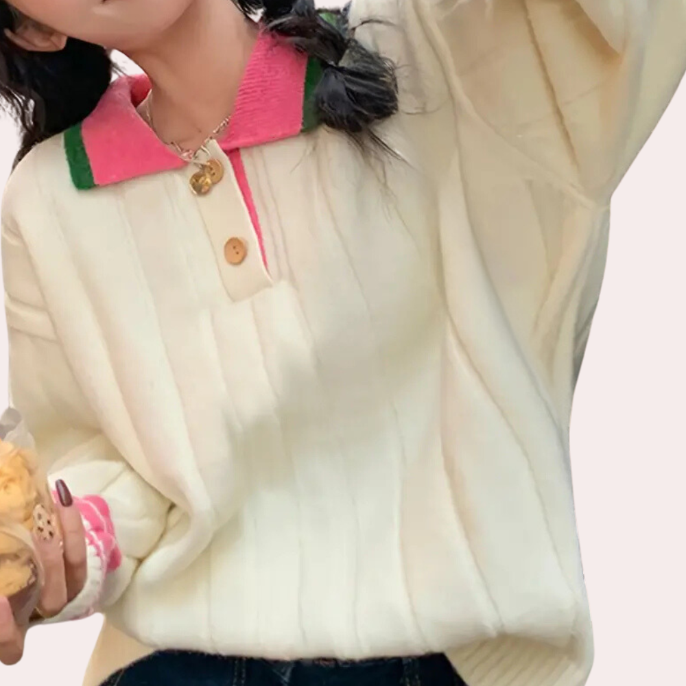 Vrouw in crèmekleurige trui met roze kraag en knopen, casual mode, herfstkleding, trendy dameskleding, comfortabele outfit, modieuze stijl.