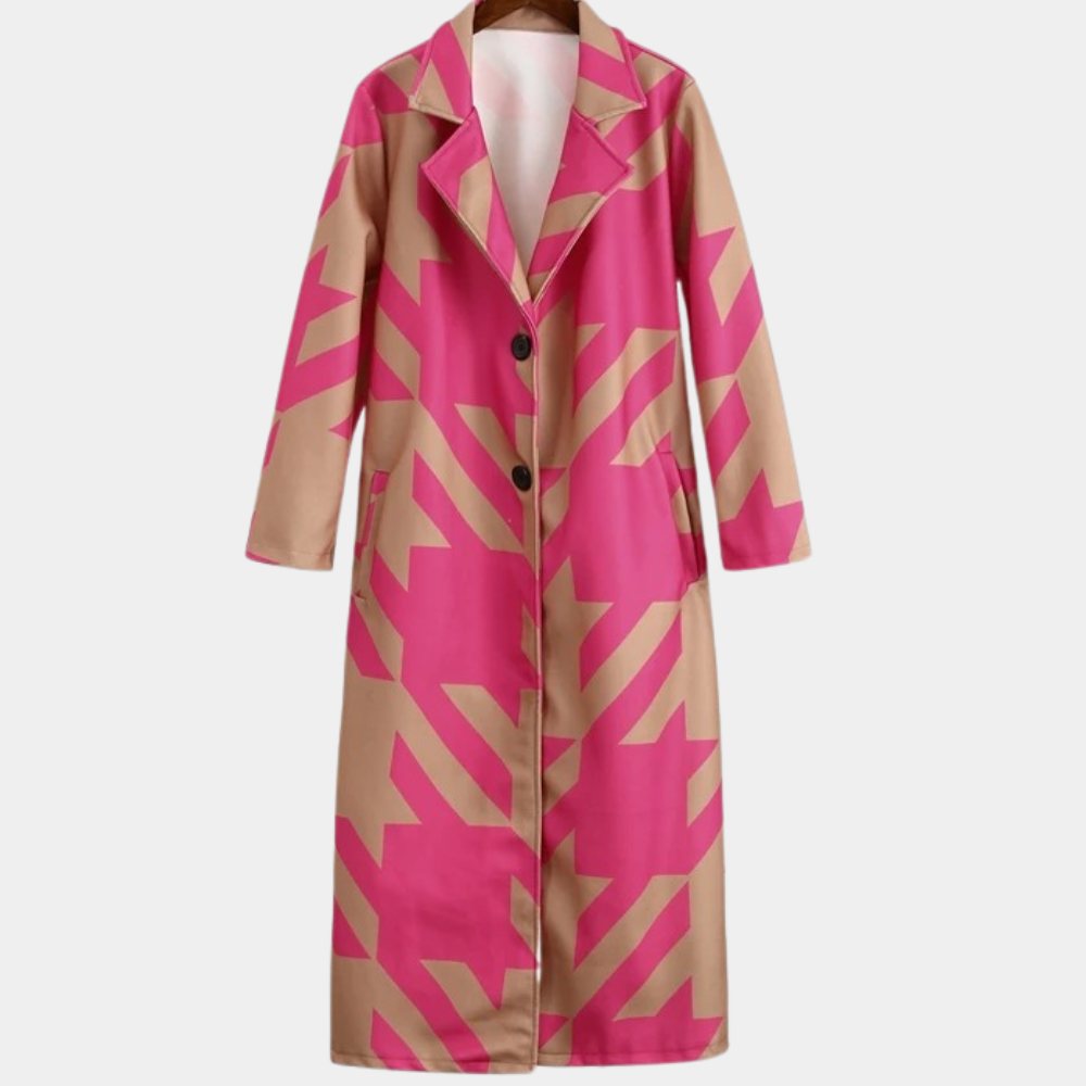 Roze en beige lange damesjas met geometrisch patroon, knopen en reverskraag. Modieuze herfst- en winterkleding.