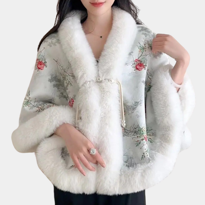Vrouw draagt elegante witte bontjas met bloemenpatroon, ideaal voor wintermode. Luxe dameskleding, stijlvolle jas met zachte textuur.
