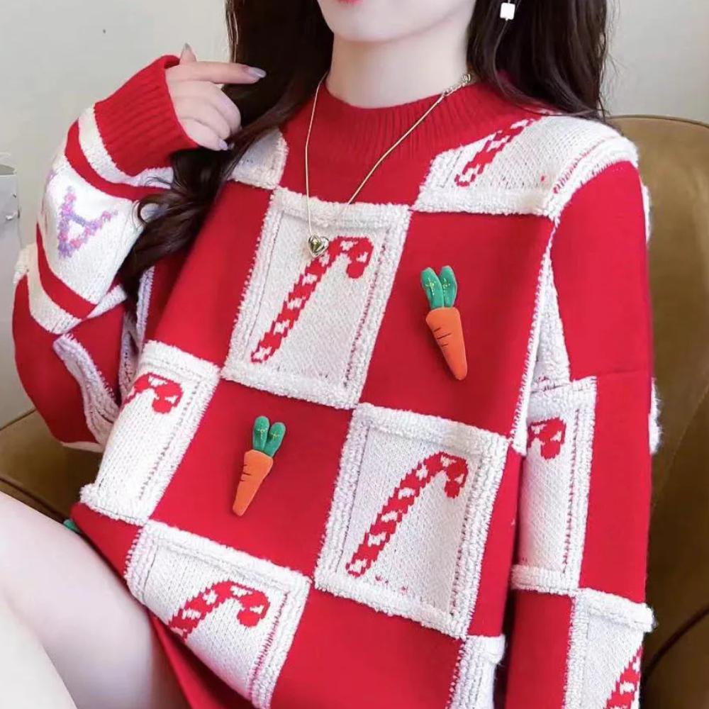 Rode kersttrui met witte vierkanten, versierd met snoepstokken en wortelmotieven. Perfect voor feestdagen, wintermode, kerstkleding.