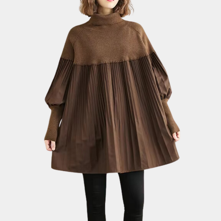 Bruine oversized trui met plissé details, hoge col en lange mouwen. Modieuze dameskleding, perfect voor herfst- en winterseizoenen.