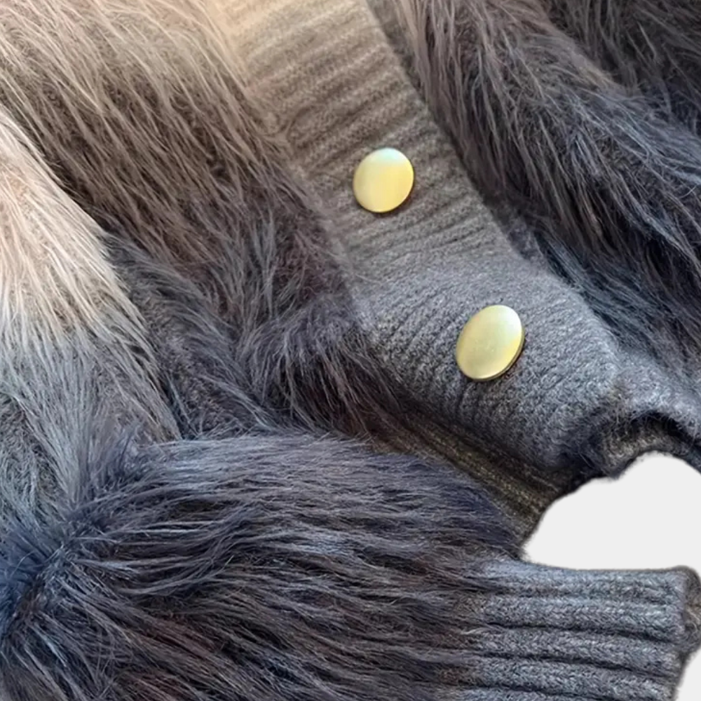 Grijze faux fur jas met gouden knopen, zachte textuur, modieuze winterkleding, warme damesjas, trendy design, comfortabele pasvorm.