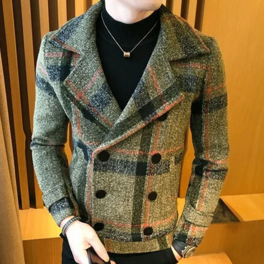 Stijlvolle herenjasje met ruitpatroon, dubbele rij knopen en opstaande kraag. Perfect voor modieuze herenkleding en wintermode.