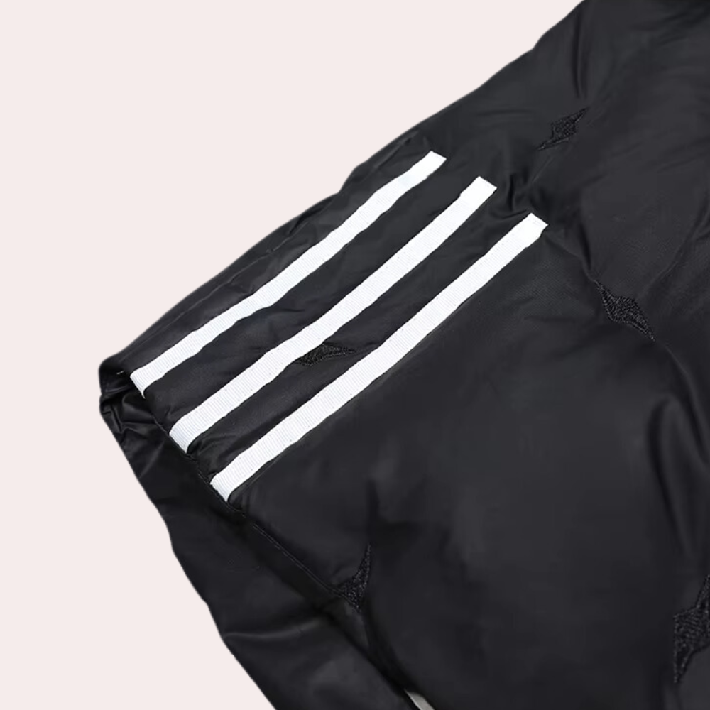 Zwarte sportbroek met witte strepen, ademend materiaal, ideaal voor fitness en hardlopen. Comfortabele pasvorm, trendy design, unisex sportkleding.