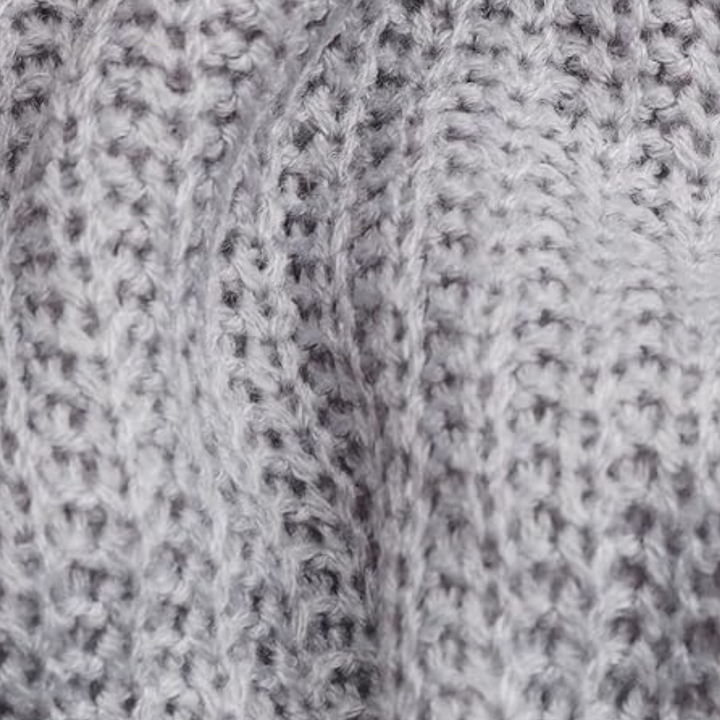 Grijze gebreide stof close-up, textuur van wol, geschikt voor winterkleding en interieurdecoratie, zachte en warme uitstraling.