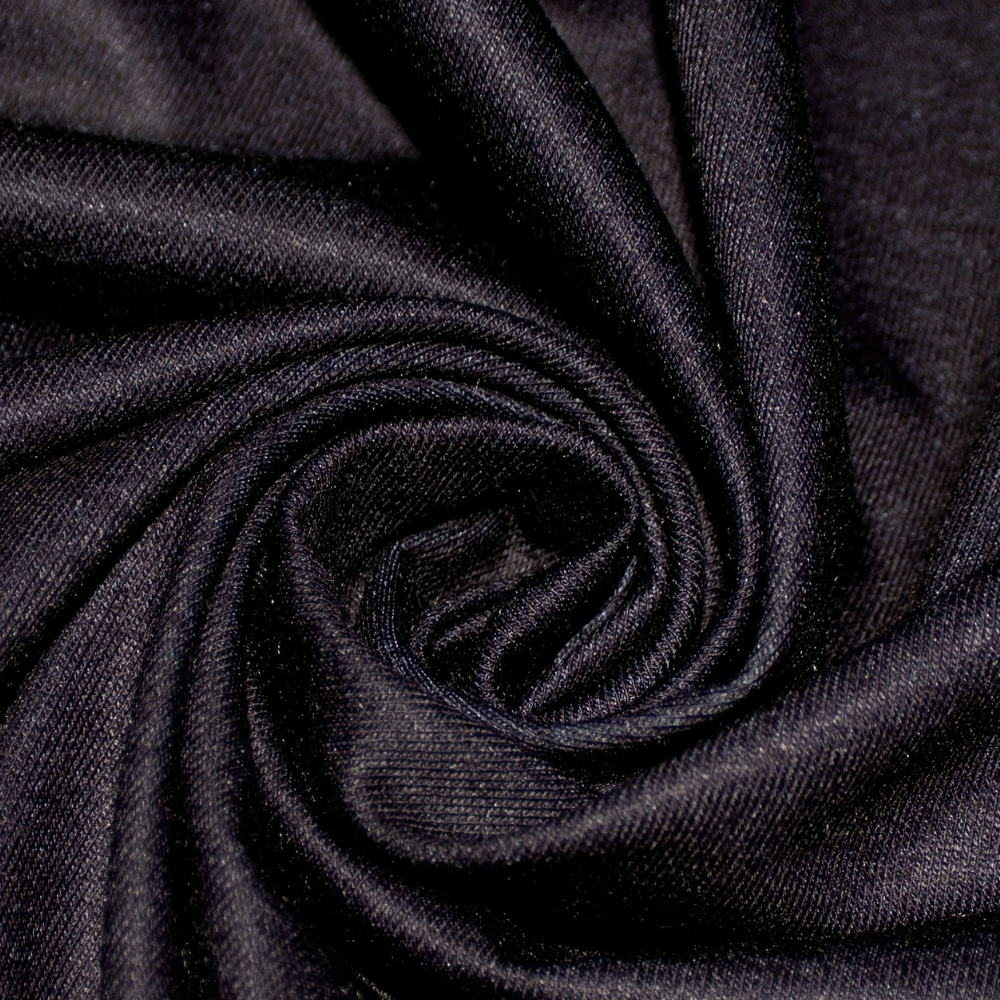 Donkerblauwe katoenen stof, close-up met gedraaide plooien, textieltextuur, geschikt voor modeontwerp, naaiprojecten, hoogwaardige stof.