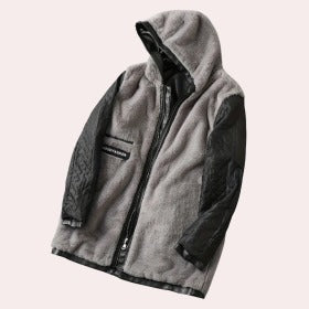 Grijze fleece jas met capuchon en zwarte leren mouwen, moderne wintermode, warme herenjas, stijlvolle buitenkleding voor koude seizoenen.