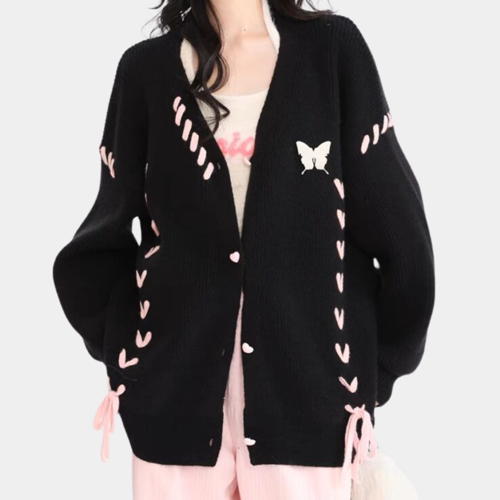 Zwarte gebreide cardigan met roze hartjes en vlinderapplicatie, damesmode, trendy herfstkleding, casual stijl, comfortabele pasvorm.