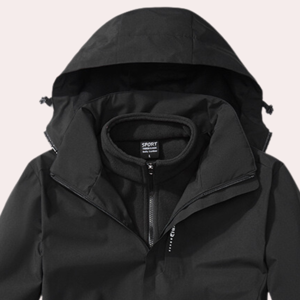 Zwarte waterdichte sportjas met capuchon, rits en fleecevoering, ideaal voor outdooractiviteiten en sportkleding. Geschikt voor heren en dames.