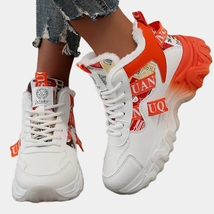 Witte en oranje sneakers met dikke zool, bontvoering en opvallende UQAN-prints. Modieuze damesschoenen, perfect voor casual streetwear.