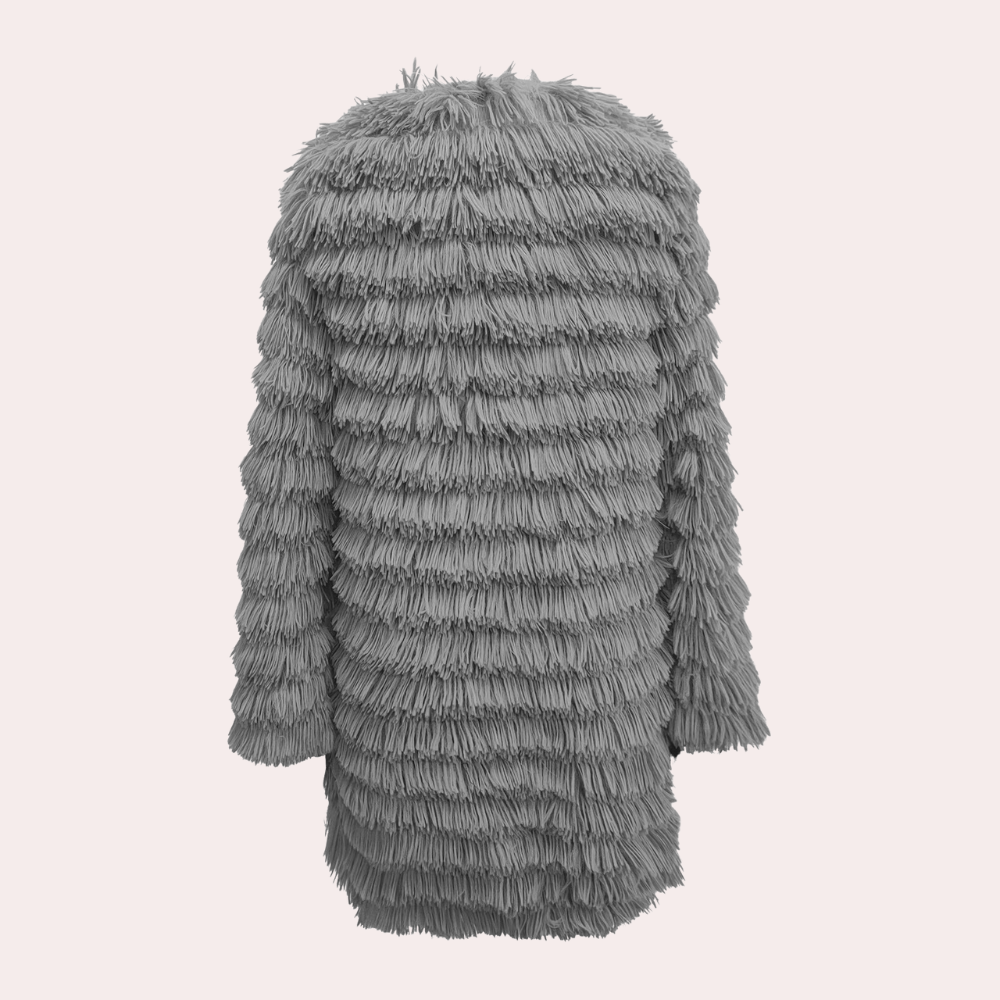 Grijze pluizige jas, lange mouwen, textuur van franjes, modieuze winterkleding, unisex design, trendy en warm, perfect voor koude seizoenen.