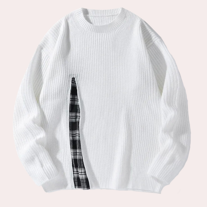Witte trui met geribbelde textuur en asymmetrisch zwart-wit geruit detail. Moderne herentrui, casual stijl, wintermode.