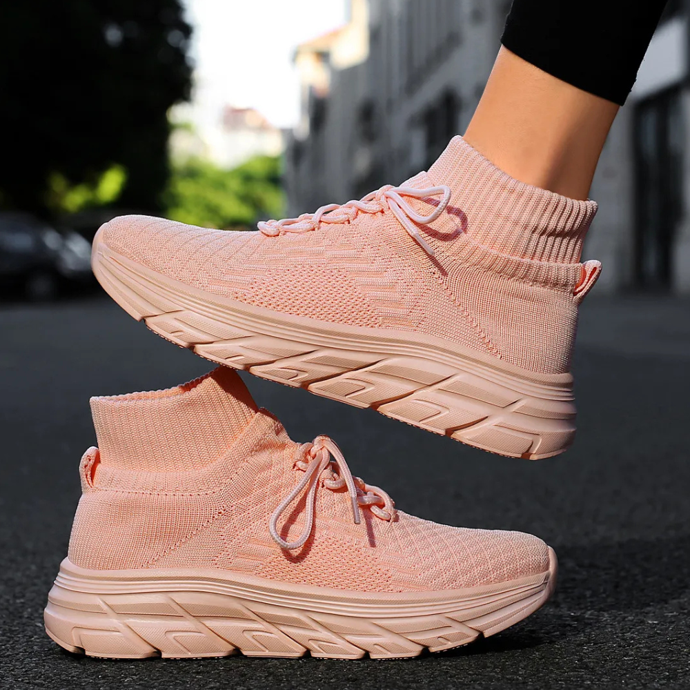 Roze gebreide sneakers met hoge sokkraag, comfortabele zool en veters, perfect voor dagelijks gebruik en sportieve activiteiten in de stad.