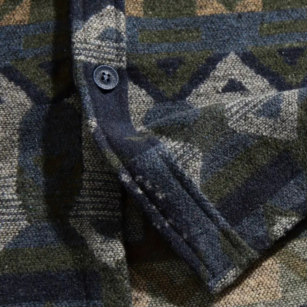 Donkerblauw en groen geruit wollen overhemd met knoopsluiting, geometrisch patroon. Perfect voor herfstmode, warme en stijlvolle herenkleding.