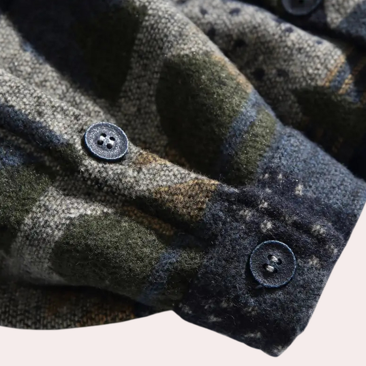 Grijze en groene wollen geruite jas met knopen, close-up. Hoogwaardige wintermode, warme stof, stijlvolle herenkleding.