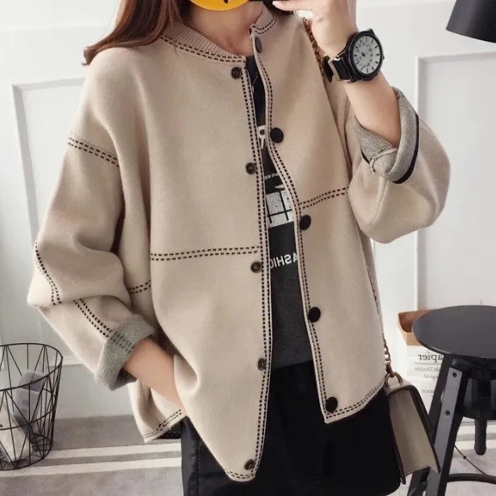 Beige damesjas met zwarte knopen, casual stijl, lange mouwen, geschikt voor herfstmode. Trendy en comfortabel, perfect voor dagelijks gebruik.
