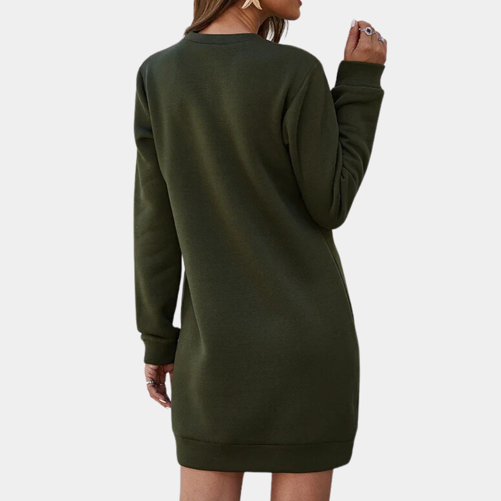 Vrouw in olijfgroene sweaterjurk, lange mouwen, casual stijl, achterkant. Perfect voor herfstmode, comfortabele en trendy dameskleding.