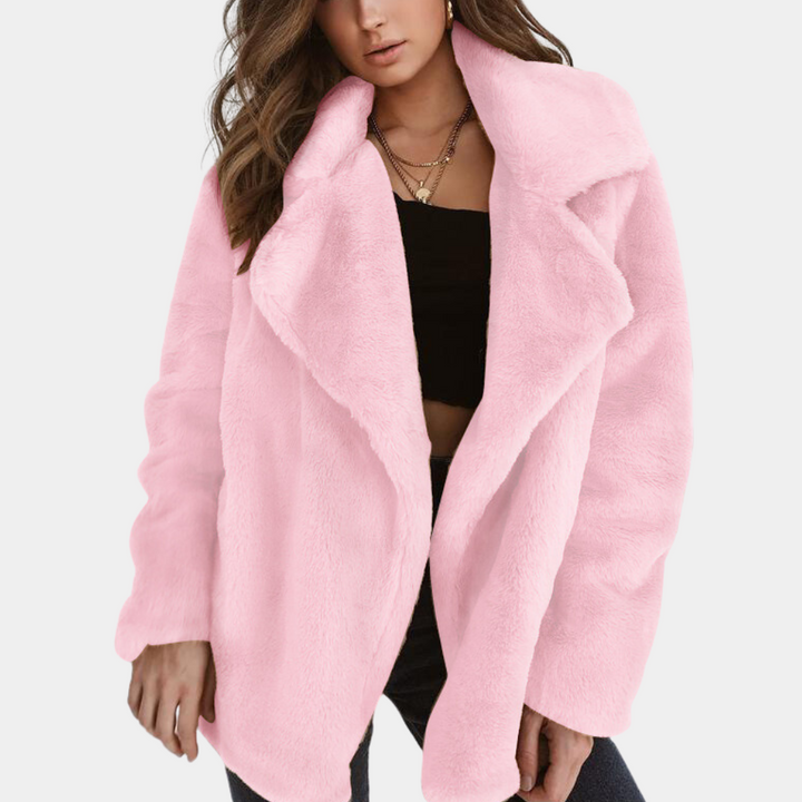 Dames roze faux fur jas, oversized en stijlvol, perfect voor wintermode. Zachte textuur, trendy design, ideaal voor casual en chique outfits.