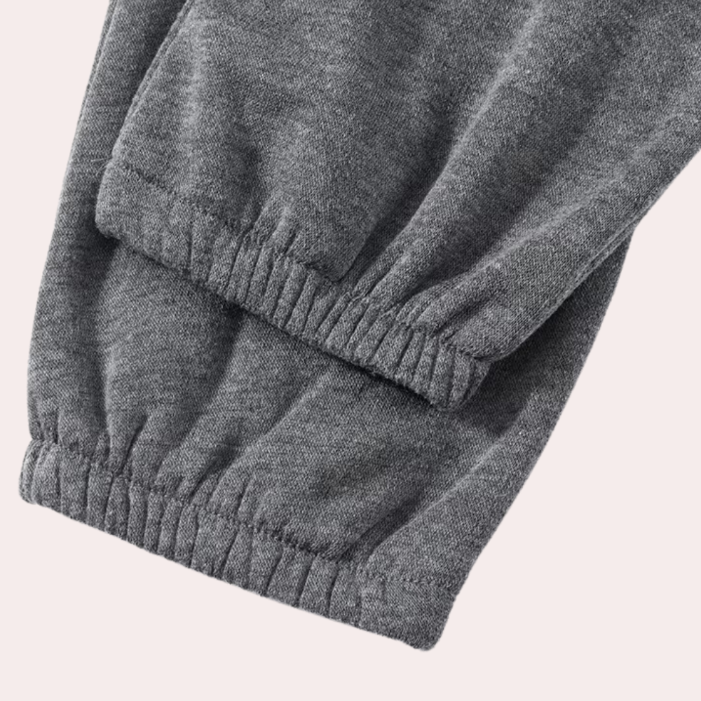 Grijze fleece joggingbroek met elastische boorden, comfortabele loungewear, zachte stof, ideaal voor casual en sportieve outfits.