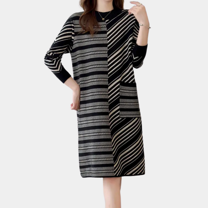 Zwart-wit gestreepte damesjurk met lange mouwen, asymmetrisch patroon. Modieuze casual outfit, geschikt voor dagelijks gebruik en kantoor.