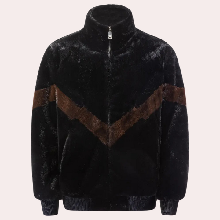Zwarte faux fur jas met bruine chevronstrepen, ritssluiting en opstaande kraag. Stijlvolle winterjas voor dames. Warm en modieus design.